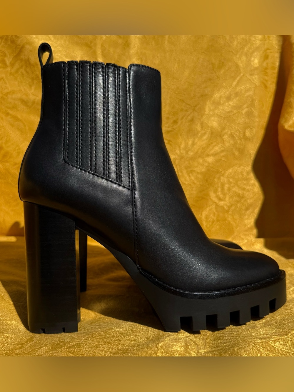 NWOB Antonio Melani Pascal Women Black Leather Chelsea Ankle Boots Size 6 Heels